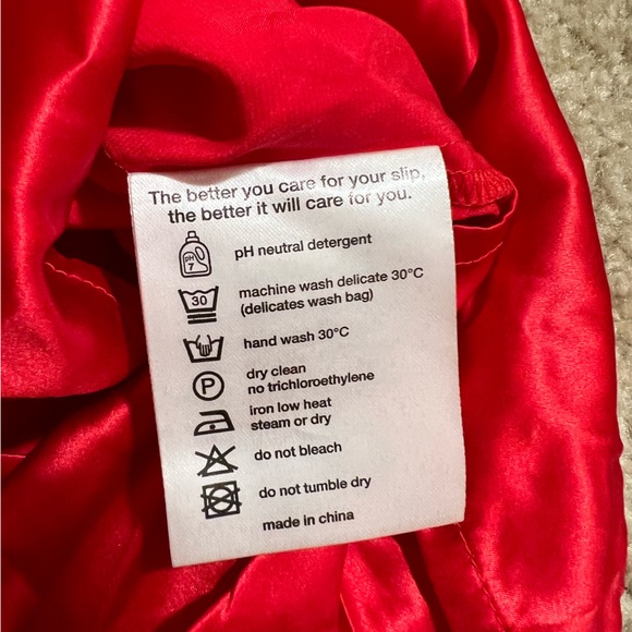 NWOT Red Slip Queen Pillowcase - Picture 4 of 5